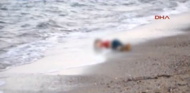 Imaginile dramatice ale zilei. Corpurile a 11 sirieni, printre care şi un copil, aduse de valuri pe plajă