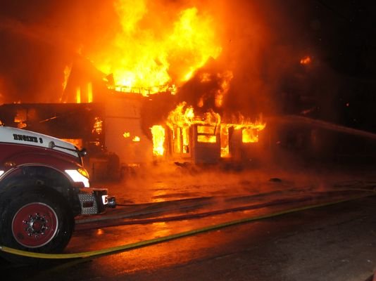 Incendiu puternic la un imobil din Paris: Cel puţin opt oameni au murit