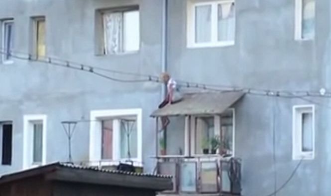 O femeie s-a aruncat de la etajul 3 al unui bloc