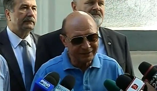 Traian Băsescu, viaţă de pensionar. Fostul preşedinte are ochelari Louis Vuitton de 600 de euro