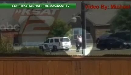 Un bărbat care ţinea braţele ridicate, în semn de predare, a fost ucis de un poliţist din Texas VIDEO