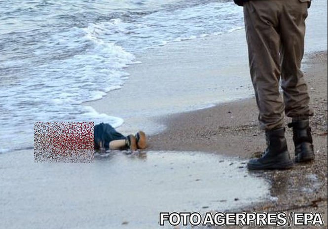 Imaginea băieţelului de 3 ani, adus la ţărm de valurile Mediteranei, provoacă val de emoţie şi indignare în lumea întreagă