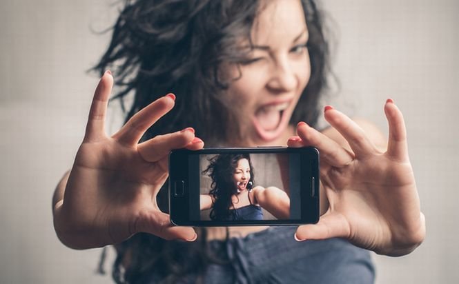 Pozele selfie vă pot îmbolnăvi grav. Ce au descoperit oamenii de ştiinţă