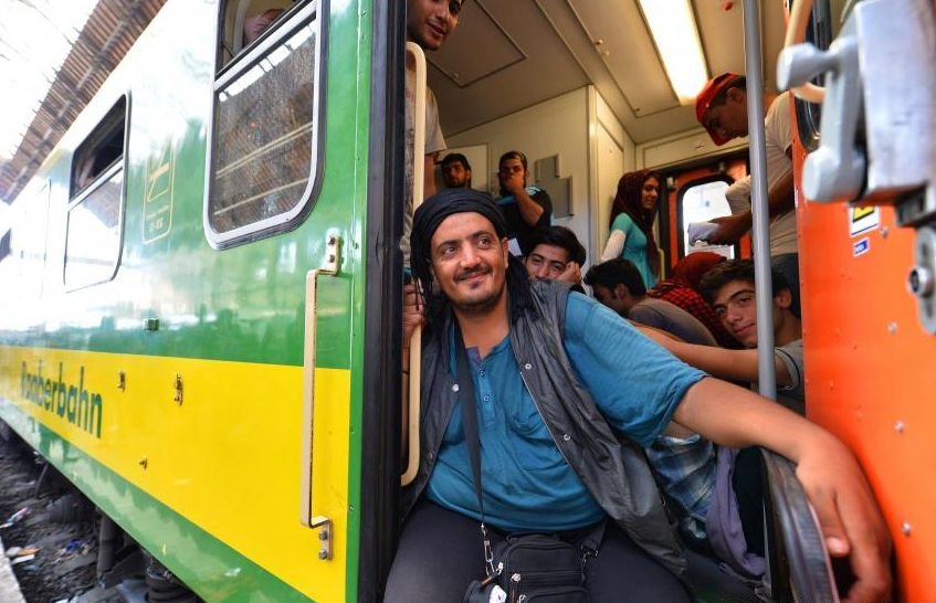 Tren plin cu imigranţi care a plecat de la Budapesta, oprit după câţiva kilometri şi evacuat de poliţişti