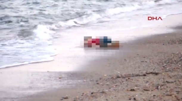 Mărturia celui care a găsit copilul sirian mort în apă: Părea viu, i-am închis încet ochii