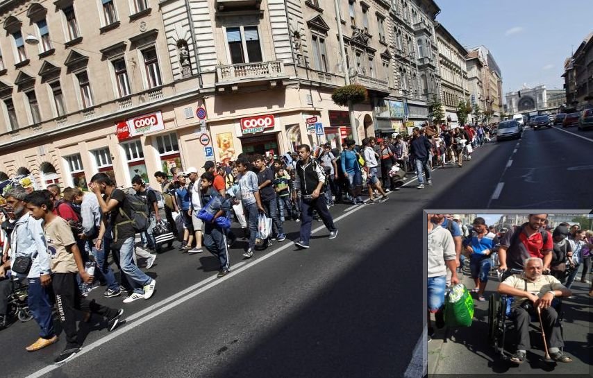 S-au săturat să aştepte! Imigranţii din gara Keleti au pornit pe jos către Austria şi Germania. &quot;Doar moartea ne va opri!&quot; FOTO şi VIDEO