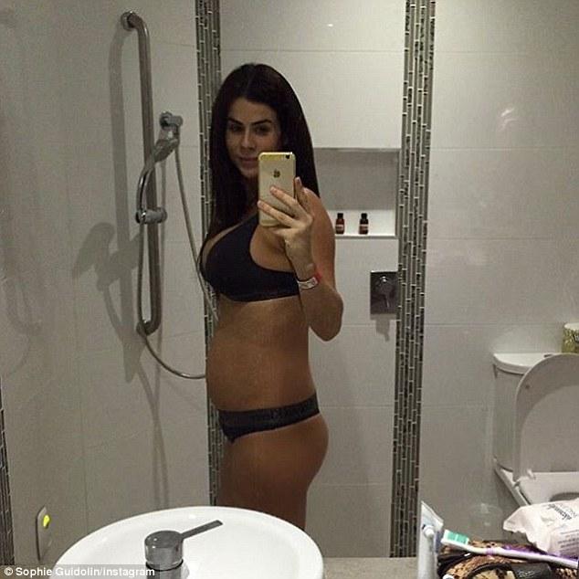 Este pasionată de fitness și nu a renunțat la sport nici măcar pe timpul sarcinii. Cum arată la doar două zile de la cezariană 326561