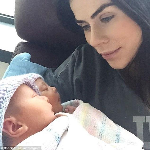 Este pasionată de fitness și nu a renunțat la sport nici măcar pe timpul sarcinii. Cum arată la doar două zile de la cezariană 326562