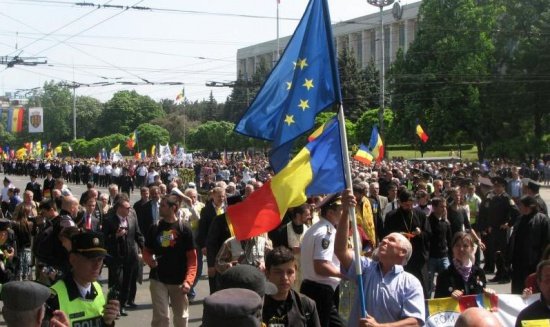 Miting de amploare la Chişinău. Mii de oameni au cerut demisia preşedintelui Nicolae Timofti