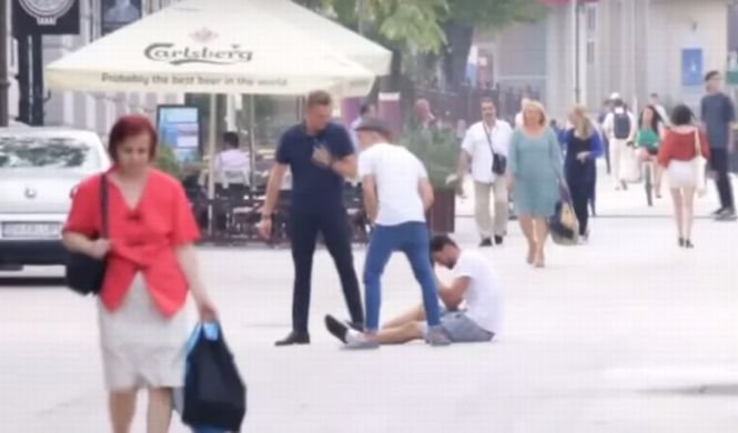 Om al străzii batjocorit în public. Reacţia dezolantă a românilor