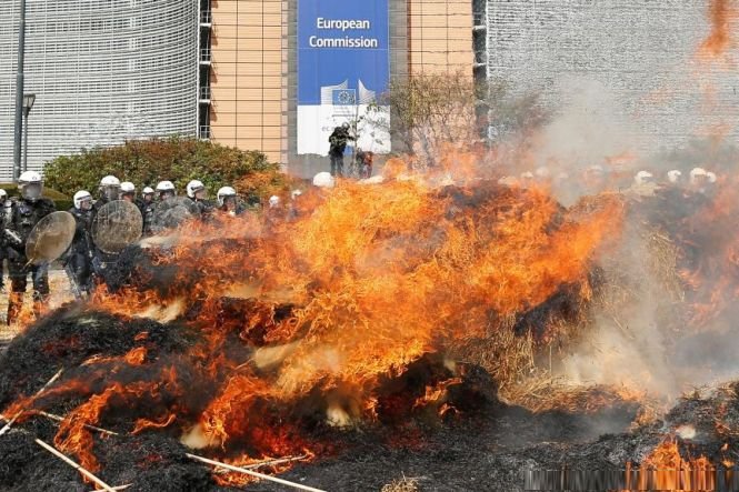 Centrul Bruxelles-ului, blocat de protestatari care au incendiat cauciucuri