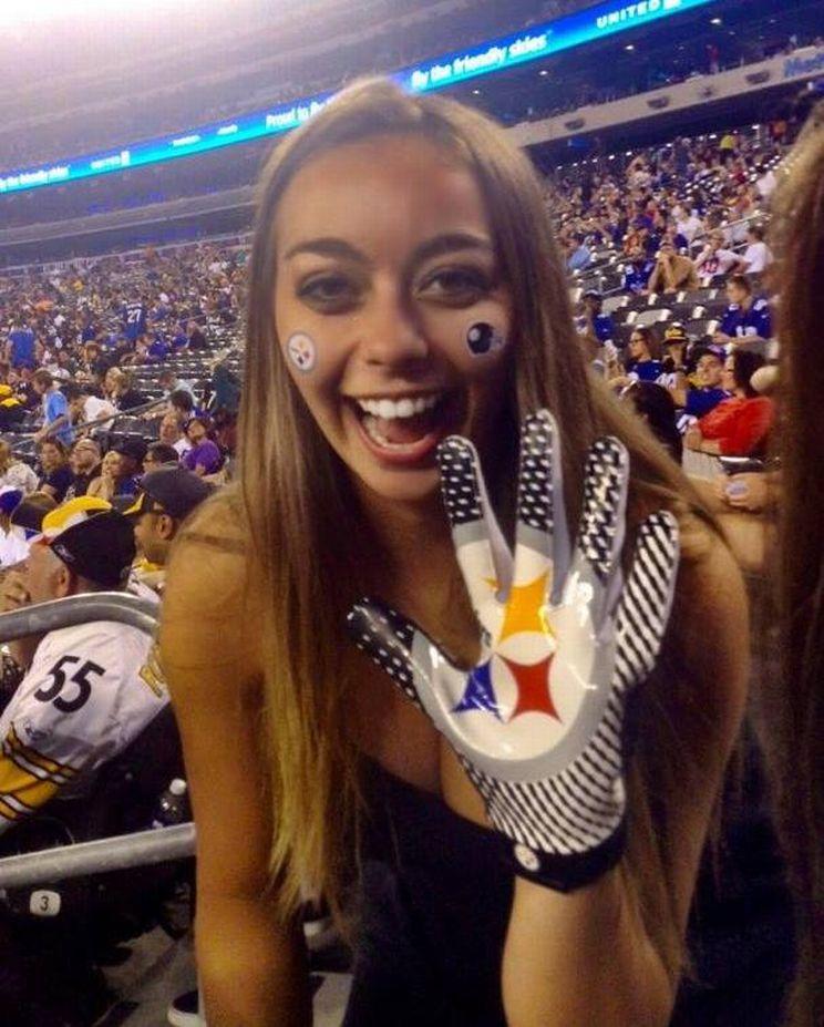 Cum arată tânăra care susține că este atât de frumoasă încât oamenii nu o pot lua în serios. FOTO 327156