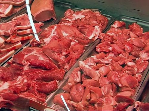 Cumpărători puşi în pericol cu bună ştiinţă. Tone de carne retrase de la vânzare 