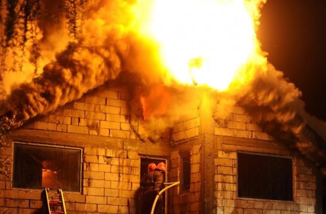 Incendiu puternic în Vrancea. Şapte case au fost distruse de flăcări