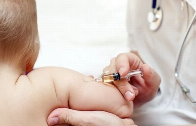 Măsuri dure împotriva doctorilor şi părinţilor care se opun vaccinării. Medicii şi-ar putea pierde dreptul de a profesa