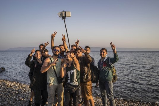 Selfie pe insula Lesbos. Refugiaţii dau de veste familiilor şi prietenilor că sunt în viaţă