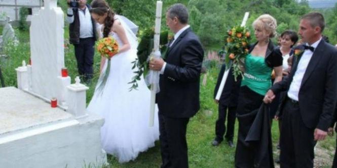 Gestul acestei mirese a impresionat o ţară întreagă. În rochie de mireasă la cimitir 327303