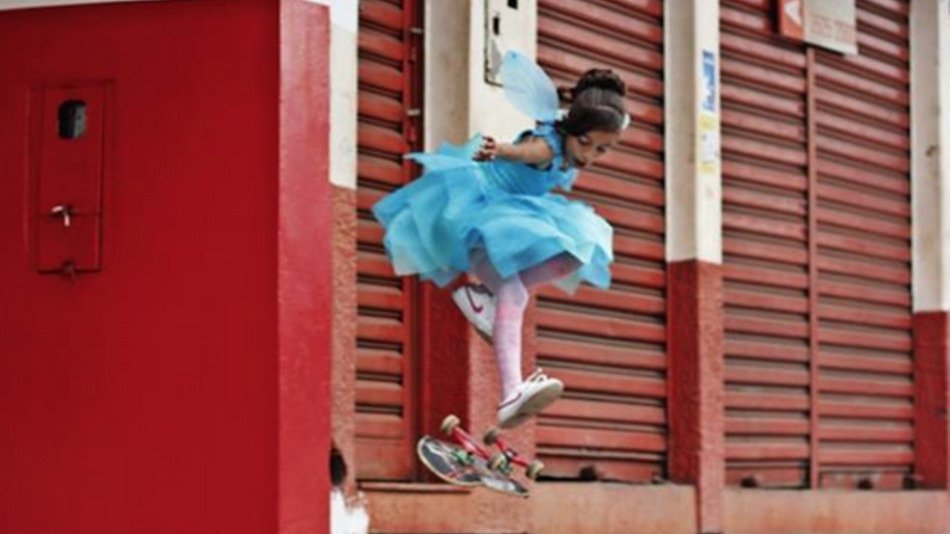 Skateboarding ..cu stil. Uite ce poate face această fetiţă cu aripi fragile de zână