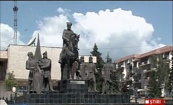 Statuia lui Mihai Viteazul, &quot;îngropată&quot; de un munte de pământ