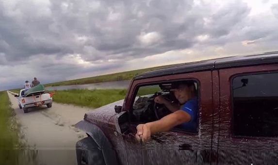 VIDEO A vrut să se filmeze cu un selfie stick la volan. Ce a urmat îl face bun de plată