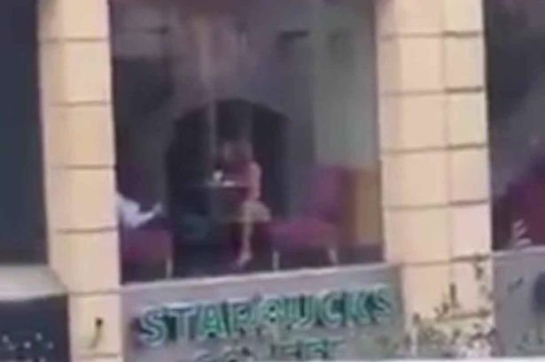  Ireal. Gestul scandalos făcut de o femeie într-o cafenea din Beirut. Iubitul ei a filmat totul. VIDEO
