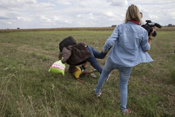 Prima reacţie a jurnalistei filmate în timp ce lovea imigranţi. Cum îşi explică gestul şocant