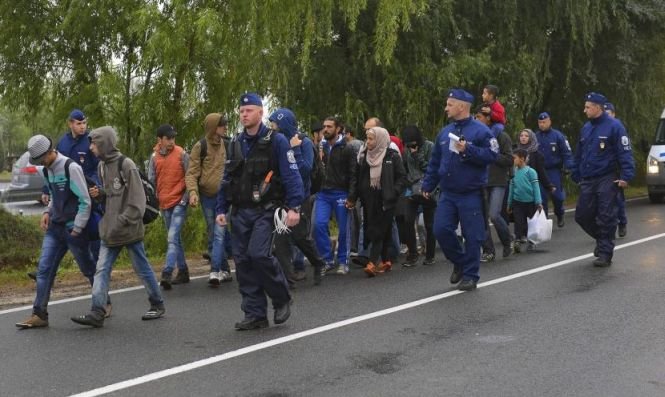 Refugiații care intră ilegal în Ungaria vor fi arestați