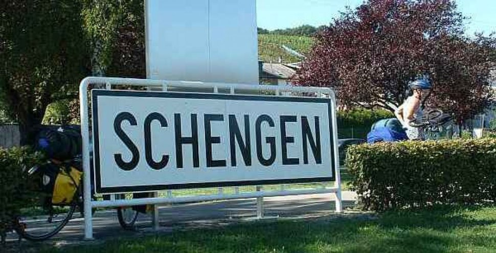 EC: Romania and Bulgaria meet the Schengen criteria, but the accession decision is a political one 