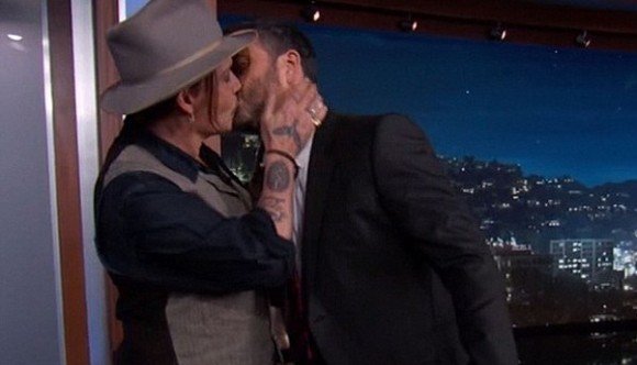 Johnny Depp, sărut pasional cu un bărbat