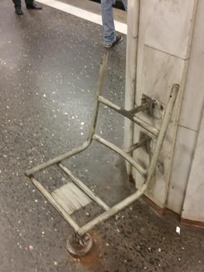 Noile scaune de la metroul bucureștean lasă muți călătorii 328048