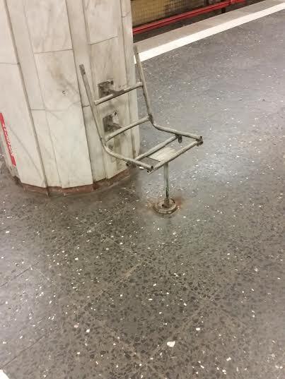 Noile scaune de la metroul bucureștean lasă muți călătorii 328049