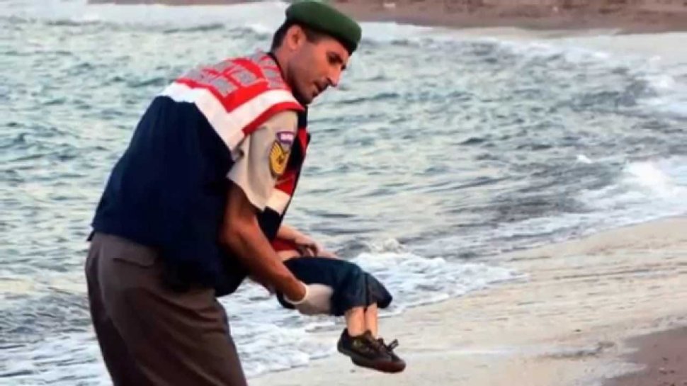 Tatăl copilului sirian găsit mort pe o plajă din Turcia era la cârma bărcii care s-a scufundat