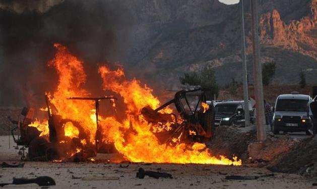 Poliţişti ucişi într-un atac cu bombă al PKK
