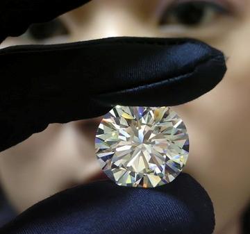 Chinezoaică suspectată că a înghiţit un diamant furat, operată la Bangkok pentru recuperarea nestematei