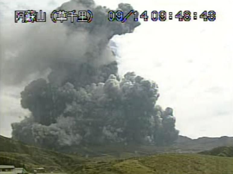 Erupţie vulcanică în Japonia. Coloanele de fum şi gaz au ajuns până la 2.000 de metri altitudine