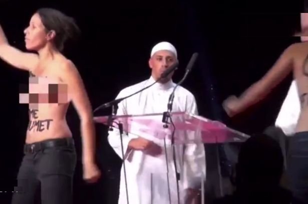 Protest topless la o conferinţă musulmană. Două femei s-au dezbrăcat şi au strigat sloganuri feministe în franceză şi arabă