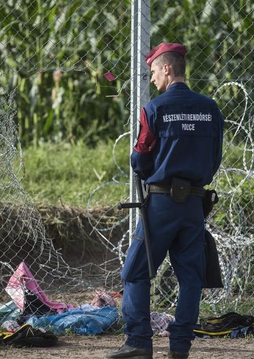 Poliţia ungară a reţinut 16 imigranţi care au tăiat gardul metalic de la frontiera cu Serbia