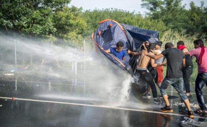 Confruntări violente între imigranţi şi poliţia din Ungaria