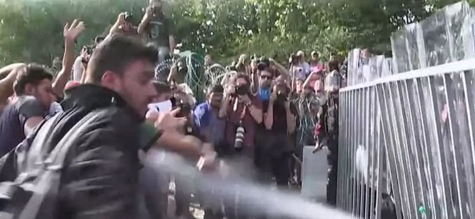 Criză uriaşă lângă graniţa României. Ungurii folosesc gaze lacrimogene împotriva refugiaţilor - VIDEO