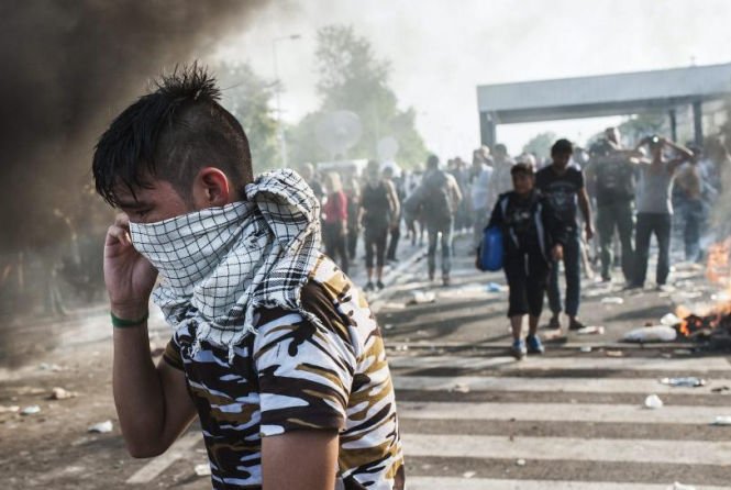 Imagini dramatice la graniţa Ungariei. Poliţia i-a atacat pe refugiaţi cu tunuri cu apă şi gaze lacrimogene