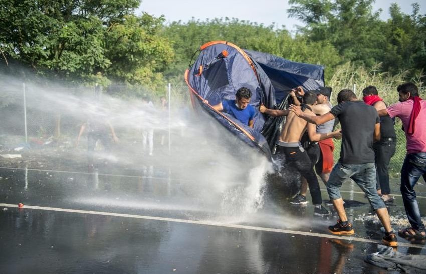 Ciocniri violente între imigranţi şi poliţişti, la frontierele Ungariei. Un terorist a fost arestat
