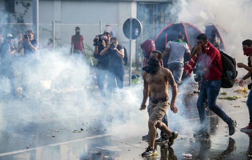 Ciocniri violente între imigranţi şi poliţişti, la frontierele Ungariei. Un terorist a fost arestat 328976