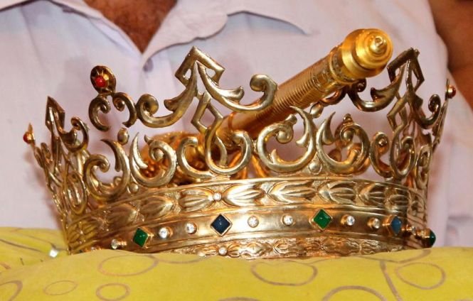 Regele internaţional al romilor, Dorin Cioabă, are tron şi coroane noi