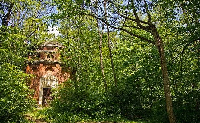 Monumente istorice uitate în paragină. Mausoleul din pădurea Băneasa