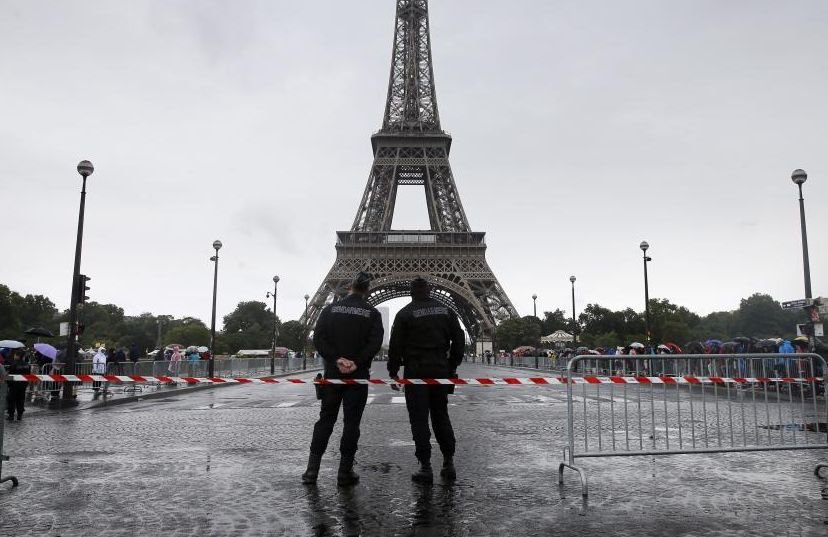 Alertă teroristă în Paris. Turnul Eiffel a fost închis