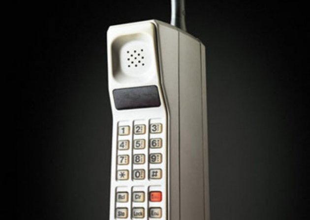 32 de ani de la primul telefon mobil! Cât cântarea şi cât a costat celebrul celular