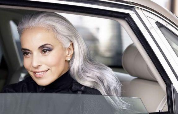 Apariţie uluitoare. Lucrează ca model la vârsta la care ar trebui să-şi plimbe nepoţii. Care e secretul ei 329769