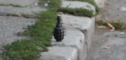 Grenadă abandonată pe marginea unei străzi din Buzău. Pericol de explozie