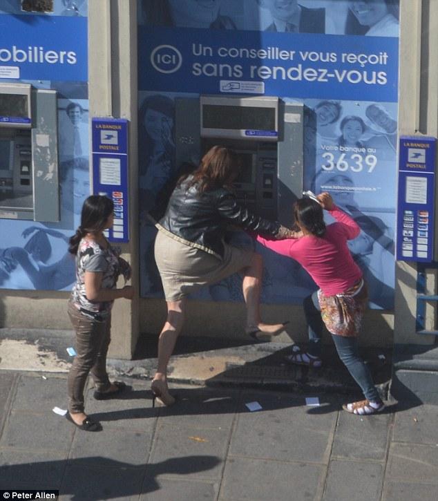 Momentul șocant în care o femeie este jefuită lângă un bancomat din Paris de două femei de etnie romă. Nimeni nu intervine. FOTO 329763