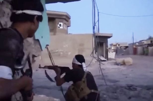 Imagini incredibile. O rachetă trece la câţiva centimetri de un luptător ISIS - VIDEO
